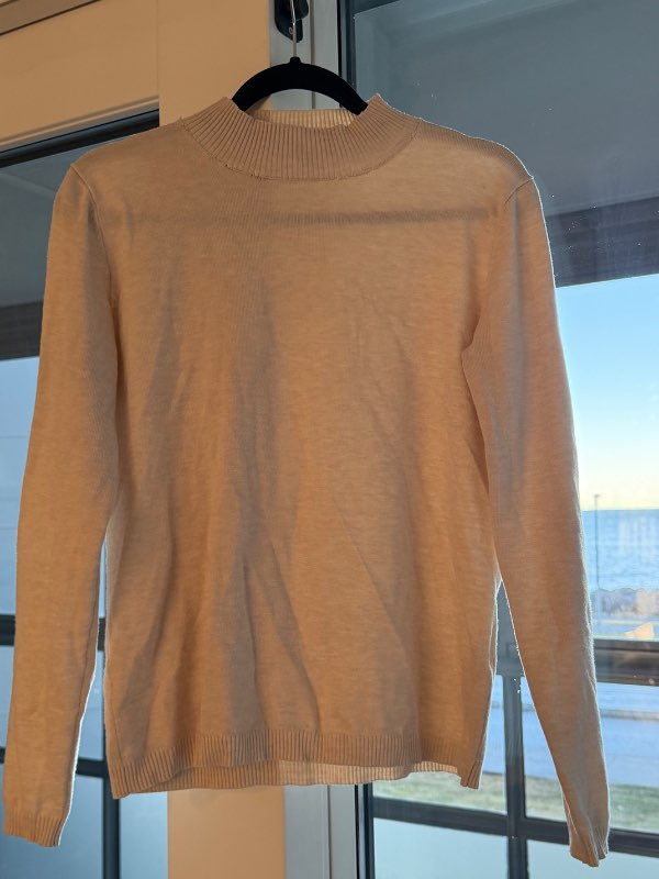 Soft rebel ljós peysa
