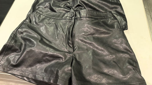Svartar stuttbuxur leður
