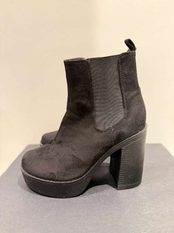 Svört hæla stígvél – Platform, faux suede
