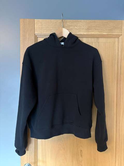 Svört hettupeysa,Gina Tricot