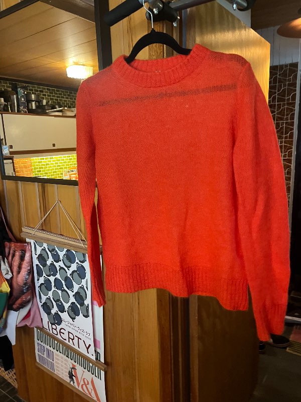 Cos orange peysa