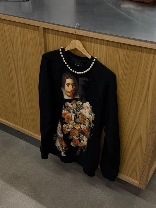 Peysa hm samstarf með karli framan á