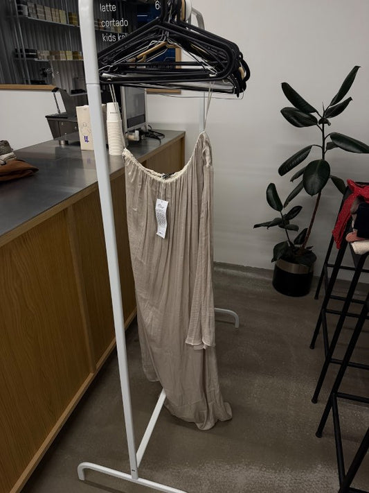 Ljós oneshoulders kjóll