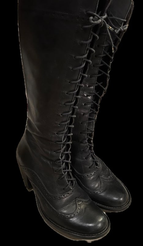 Reimuð stígvél - svört