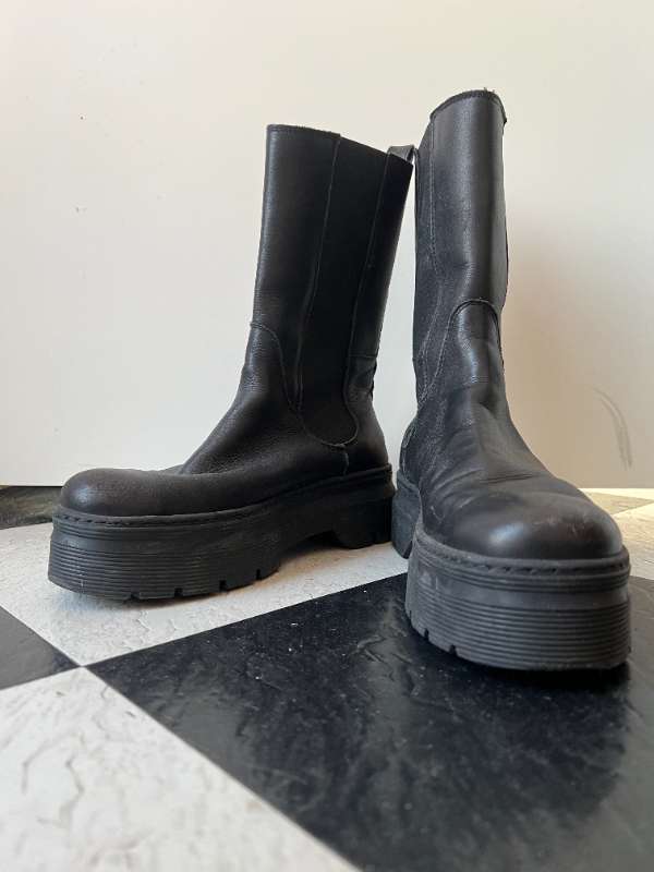 Pavement boots