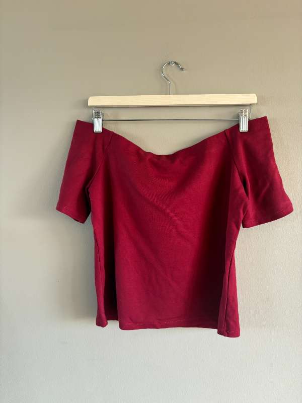 Rauður offshoulder toppur