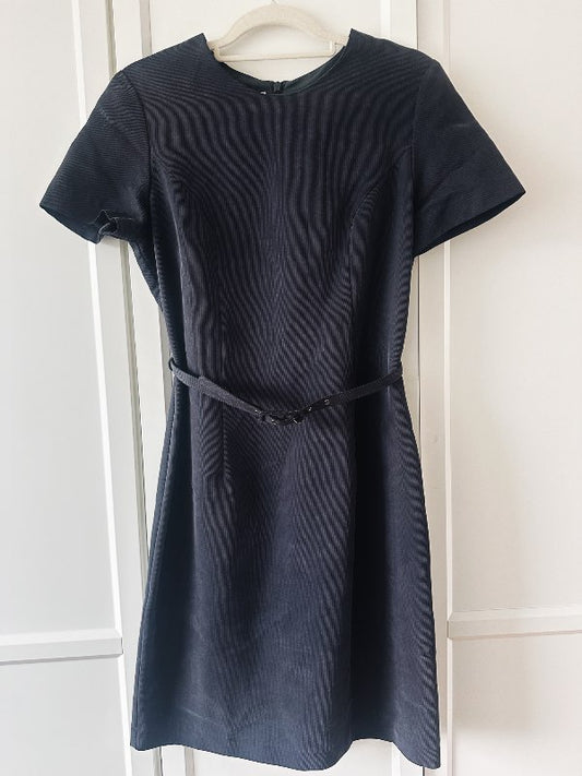 Tailored kjóll með belti