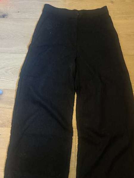 Svartar útvíðar buxur