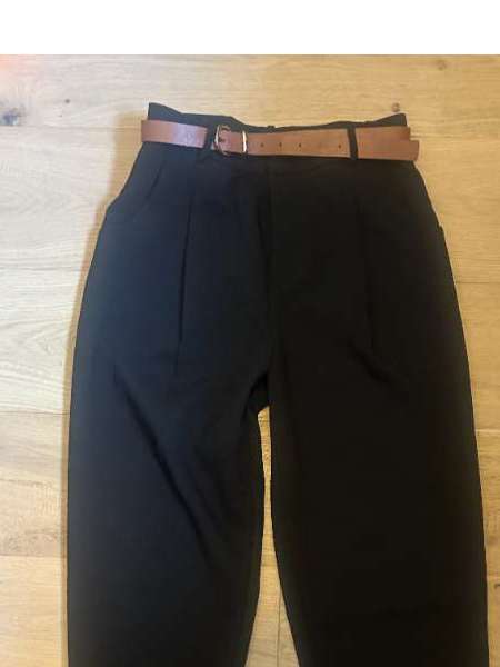 svartar buxur með belti