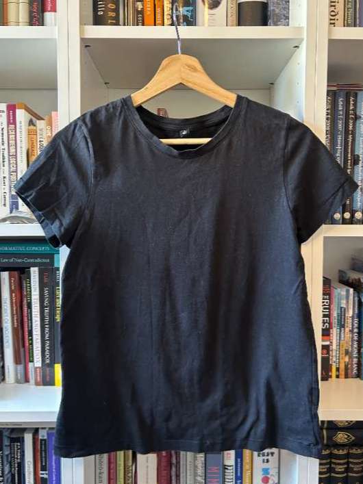 Svartur stuttermabolur, uniqlo