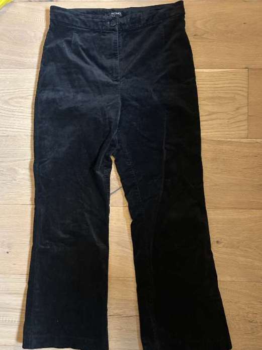 Svartar flauelsbuxur, Monki.