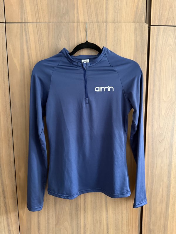 Aimn hálfrennd íþróttapeysa