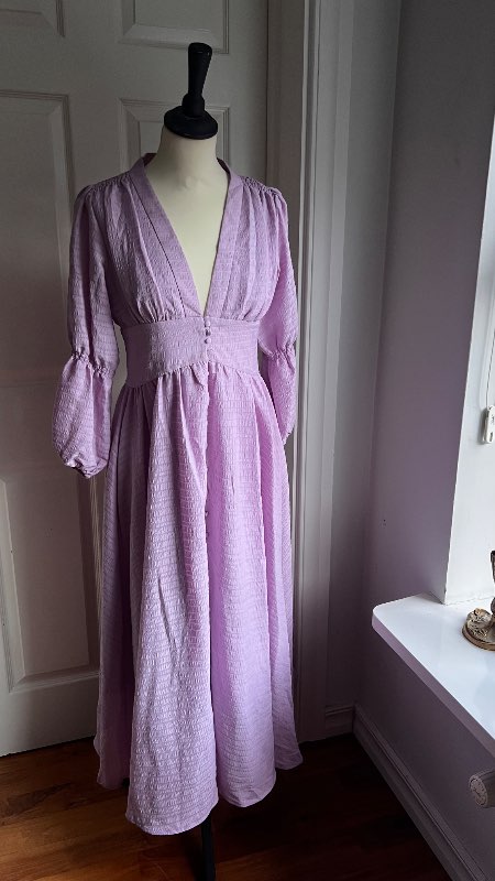 Ljósfjólublár midi kjóll