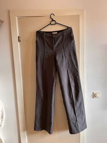 Gráar buxur með broti