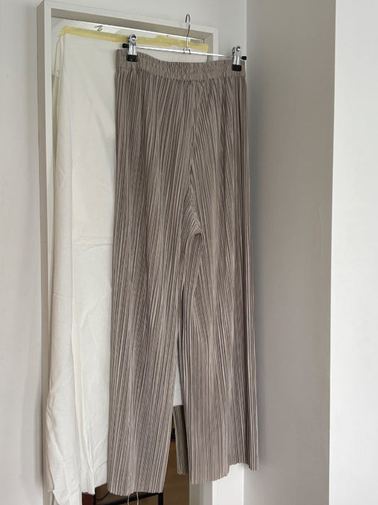 Ljósar pleated buxur