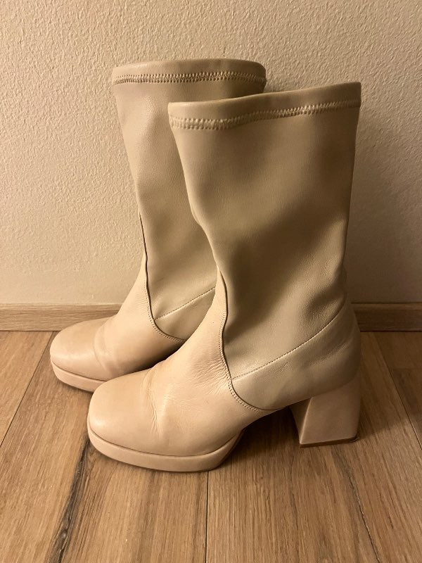 Beige stígvél 60s