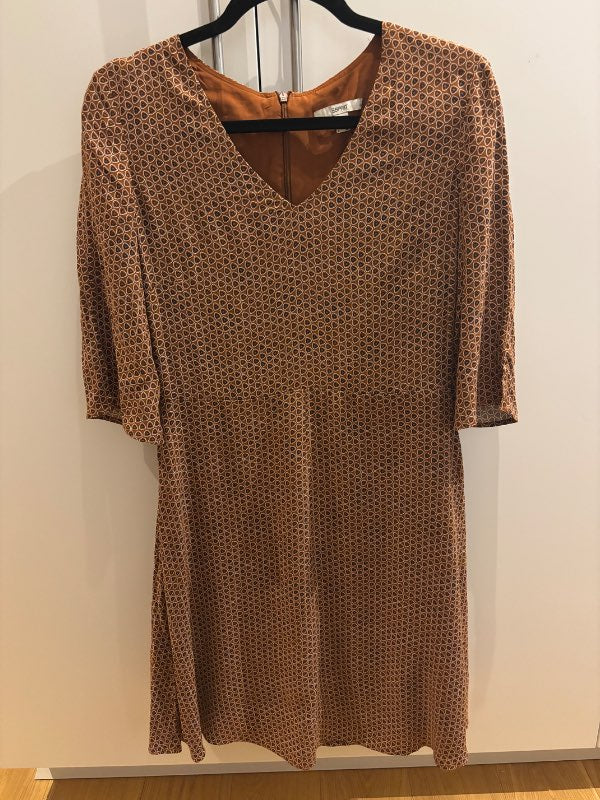 Kjóll Esprit brúnn/hv V-hálsmál