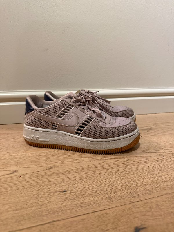 Bleikir strigaskór - Nike