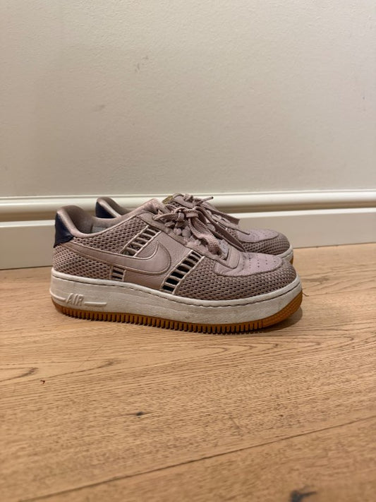 Bleikir strigaskór - Nike