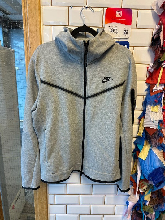 *Nike Tech Fleece peysa grá