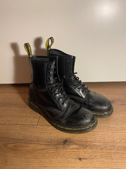 Dr. Martens svartir reimaðir