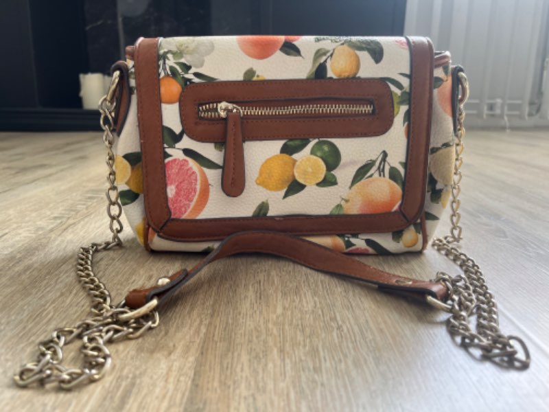 Vík gave Aldo purse