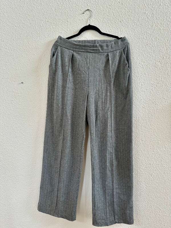 Gráar H&M buxur með hvítum röndum