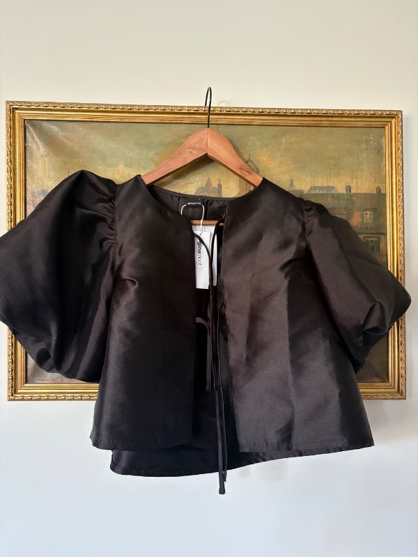 Svört skyrta úr Gina tricot