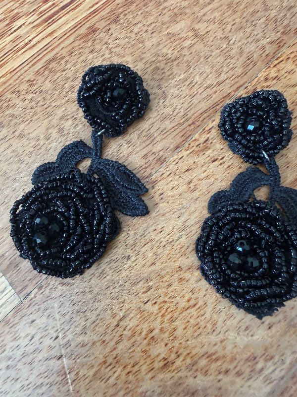 Eyrnalokkar svartir
