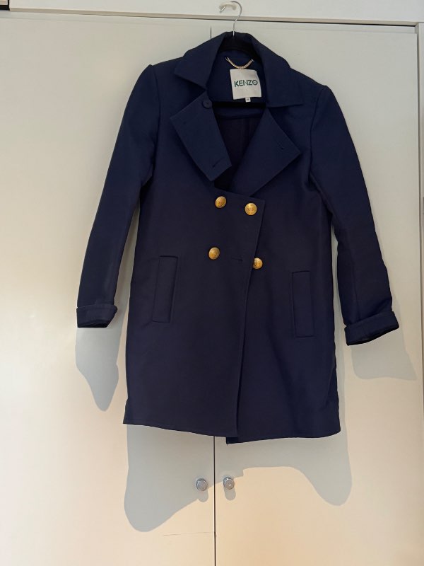 Kenzo kápa navy með gullhnöppum