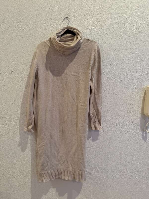 Beige prjónakjóll m. rúllukraga