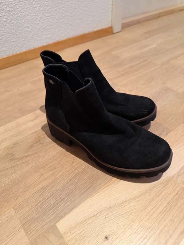 Rieker svartir rússkinsskór með grófum sóla