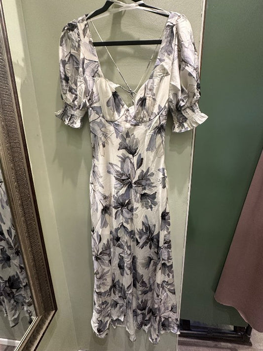 Ónotaður Selfie Leslie blóma kjóll