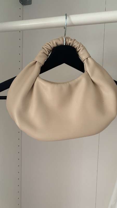 Beige handtaska