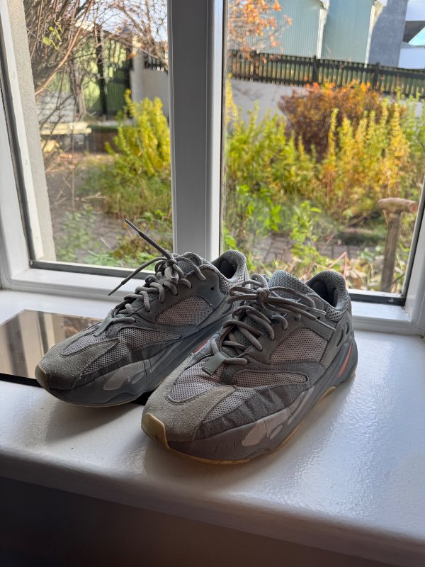 Adidas Yeezy Boost 700 strigaskór
