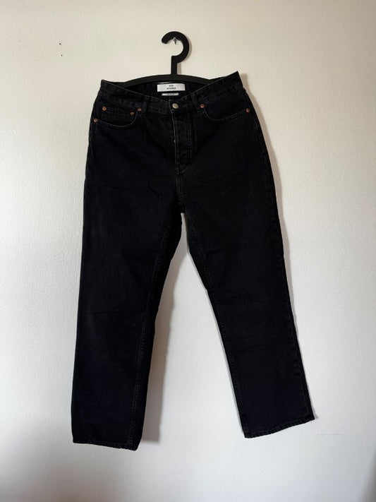 One hundred svartar gallabuxur