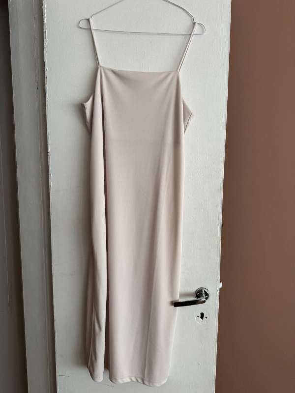 H&M off white hnésíður kjóll með klauf