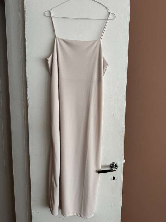 H&M off white hnésíður kjóll með klauf