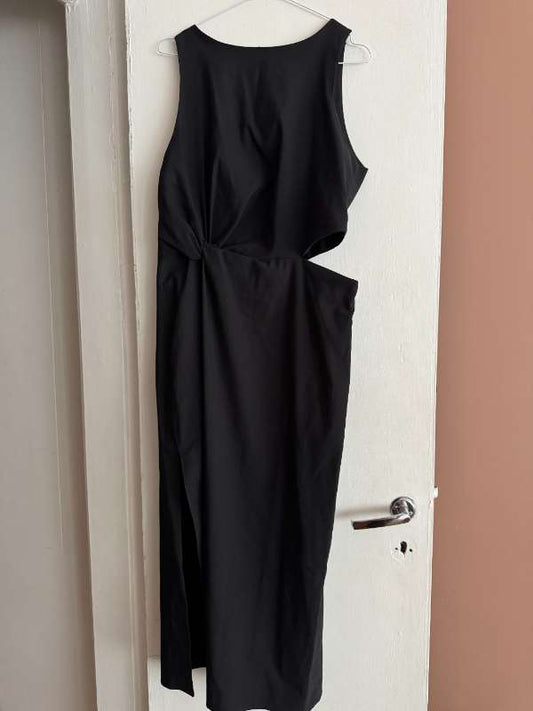 Zara. Ónotaður kjóll með peekaboo gati í hlið