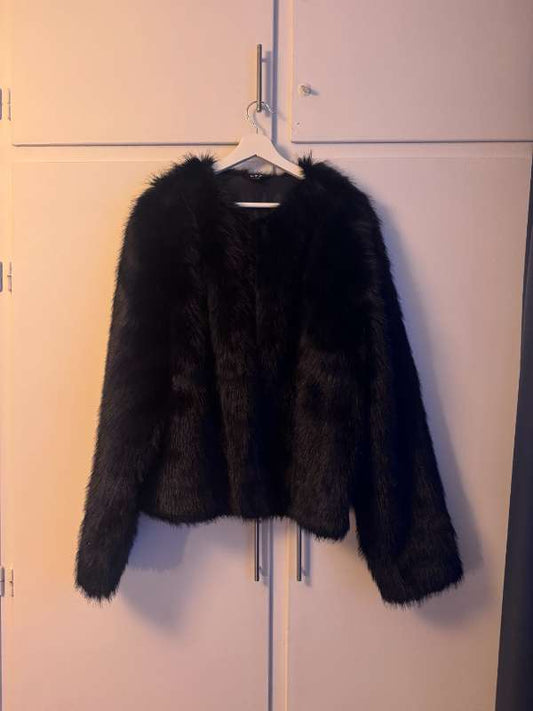 LTS svartur gervipels