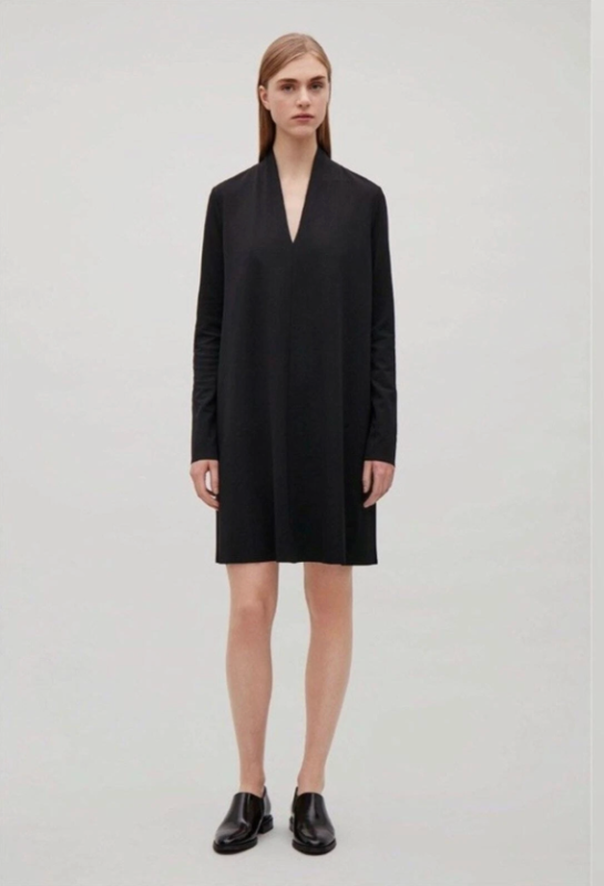 Cos svartur kjóll með með v-hálsmáli