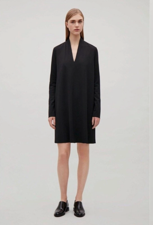 Cos svartur kjóll með með v-hálsmáli