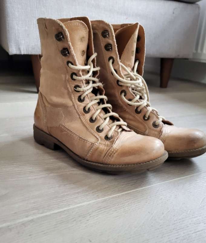 Brúnir leðurskór reimaðir