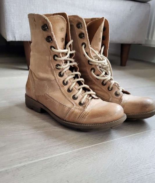 Brúnir leðurskór reimaðir