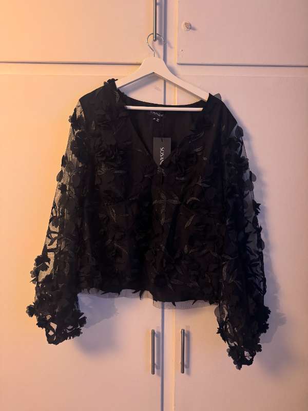 SOSANDAR svört blómablússa