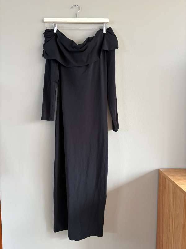 Svartur síðkjóll offshoulder