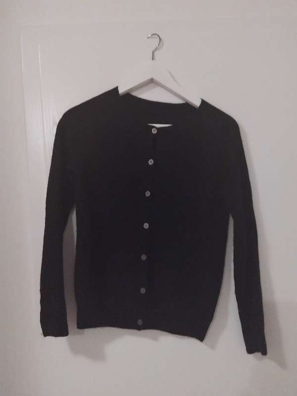 Svört ullarpeysa, golla