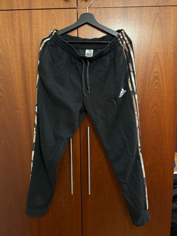 Adidas jogging buxur svartar m/ hermanna mynstri M