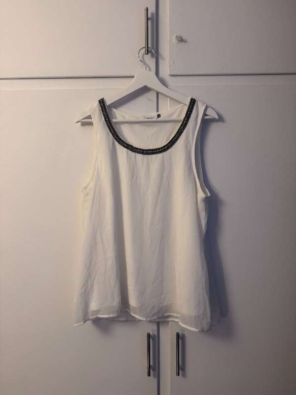 Vero Moda hvít blússa með steinum