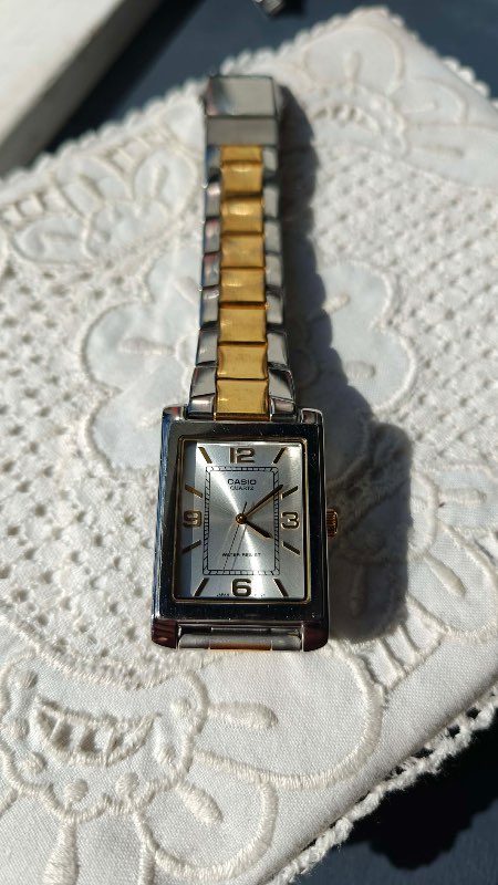 Casio úr gyllt